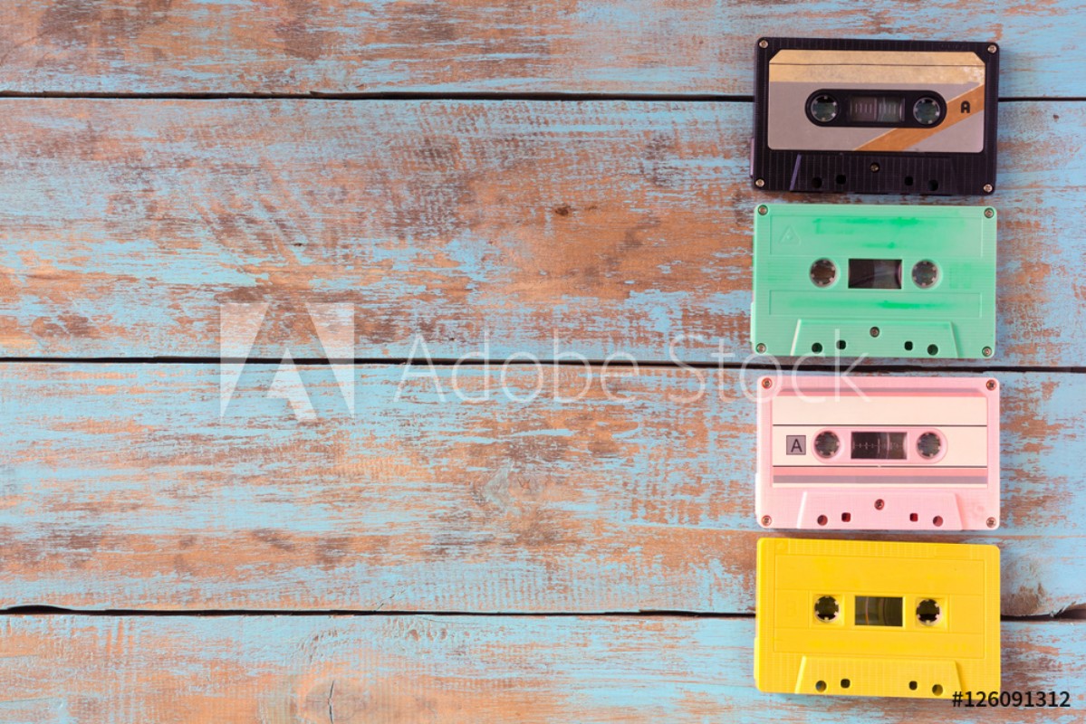 Afbeeldingen van Top view above shot of retro tape cassette on wood table - vintage pastel color effect styles